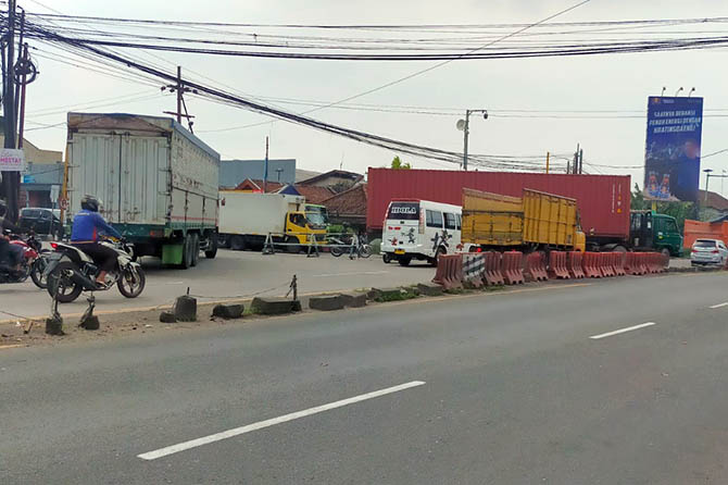 BAKAL DIKAJI ULANG: Kondisi simpang tiga Kejapanan Gempol. Sejak 2016, di penggal jalan dipasang pembatas. Kini muncul rencana mencabut pembatas jalan itu. (Rizal Syatori/Radar Bromo)