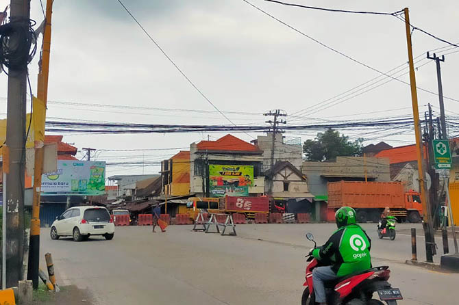 DITATA ULANG: Kondisi simpang tiga Kejapanan Gempol. Sejak 2016, di penggal jalan dipasang pembatas. Kini muncul rencana mencabut pembatas jalan itu. (Rizal Syatori/Radar Bromo)