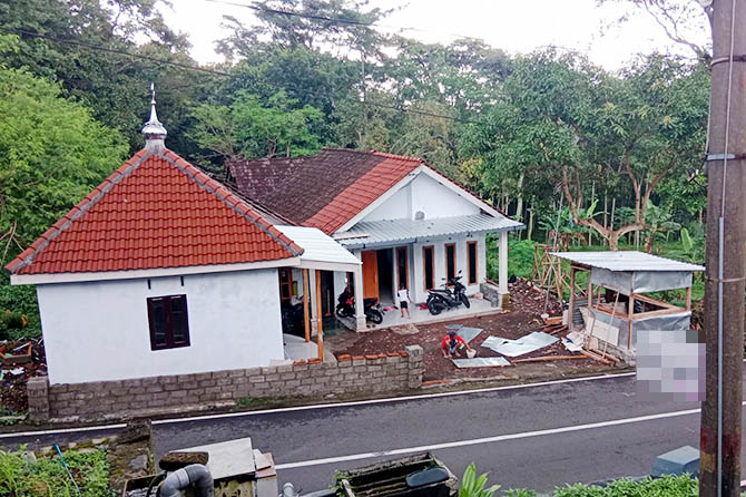 SUDAH DIPERBAIKI: Kondisi rumah, lapak, dan musala yang sempat rusak tertabrak bus, kini sudah diperbaiki. (Rizal Syatori/Radar Bromo)