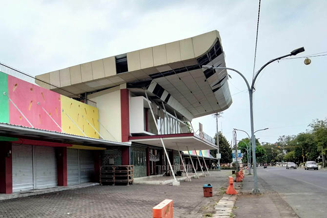 MENCOLOK: Atap gedung Stadion Untung Suropati yang jebol terlihat mencolok karena berada di bagian depan. (M. Busthomi/Radar Bromo)