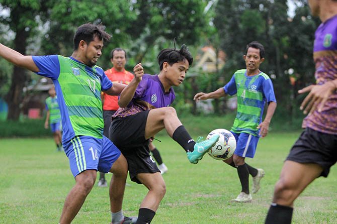 Tim sepak Bola bola Kota Pasuruan (jersey garis-garis) saat melakoni laga uji coba melawan Purworejo FC, beberapa waktu lalu. (Istimewa)