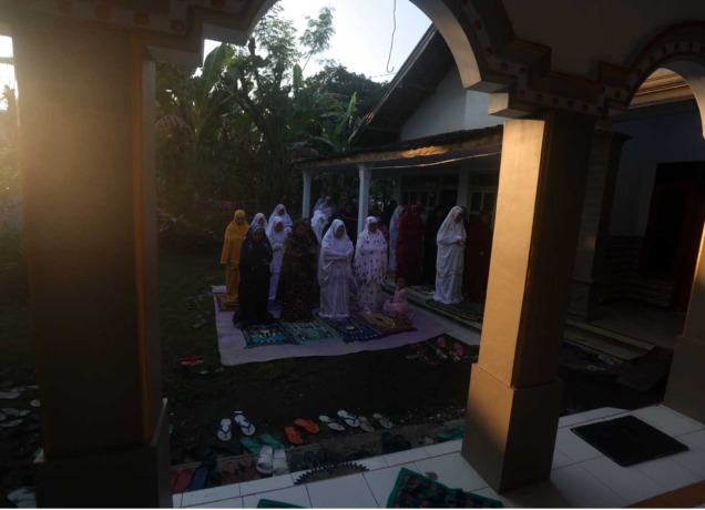 SALAT BELAKANGAN: Puluhan jamaah Islam Aboge di Desa Sumberkedawung, Kecamatan Leces, Kabupaten Probolinggo, melaksanakan salat Id, Minggu (23/4). (Zainal Arifin/ Radar Bromo)