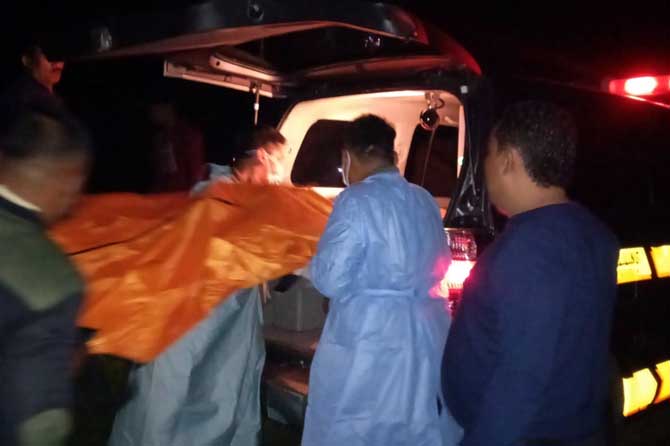 Warga saat mengevakuasi jenazah Pan, Selasa malam (18/4). (Rizal Syatori/ Radar Bromo)