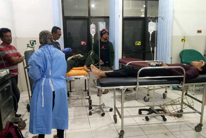 Pengendara motor dan penyeberang jalan saat dirawat di IGD Puskesmas Purwosari.