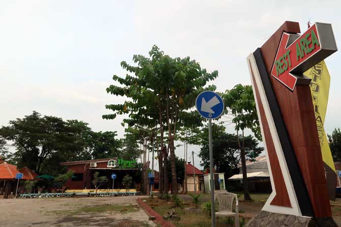 BELUM DIMANFAATKAN: Rest Area Pohgading Pasrepan yang pembangunannya tuntas tahun lalu. (Mokhamad Zubaidillah/ Radar Bromo)