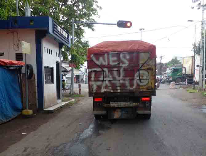 BUKAN KELASNYA: Dump truk yang melaju di Jalan Imam Bonjol Kota Pasuruan. (Foto: M Rosyidi/Jawa Pos Radar Bromo)