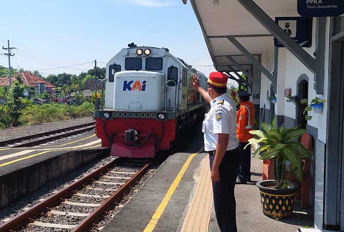 TANPA BERHENTI: Salah satu kereta melintas di Stasiun Banyeman, Kecamatan Tongas, Kabupaten Probolinggo. Stasiun ini diharapkan menjadi stasiun transit. (Rizky Putra Dinasti/Jawa Pos Radar Bromo)