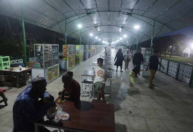 BUAH KESEPAKATAN: Pengunjung di Pujasera Alun-alun Probolinggo menikmati kuliner milik pedagang di lantas atas Sabtu (6/5) petang. (Foto: Zainal Arifin/Jawa Pos Radar Bromo)