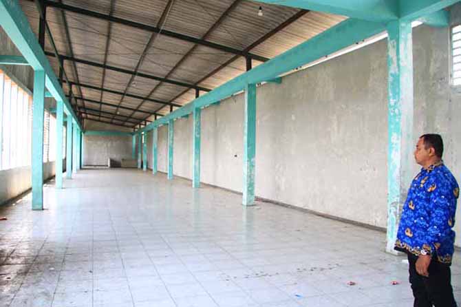 SEPI: Kepala Pasar Semampir Joeli Santoso berada di lantai dua. Nampak los yang tidak lagi ditempati pedagang. (Foto: Agus Faiz Musleh/Jawa Pos Radar Bromo)