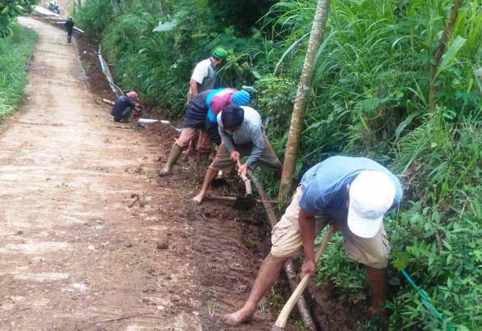 PERBAIKAN : Sejumlah pekerja melakukan perbaikan dan penggantian pipa saluran air bersih sepanjang sekitar 3 kilometer. (Foto: Jamaluddin/Jawa Pos Radar Bromo)