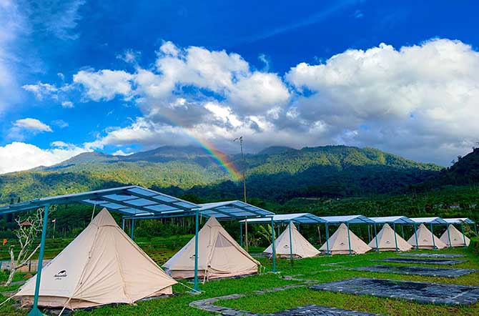 MENAWAN: BUMDes Bermi Indah, Bermi, menyiapkan fasilitas glamping di lokasi wisata Bermi Eco Park. Fasilitas baru ini dibangun pada Februari lalu. (Fto Pemdes. Bisa dipilih)