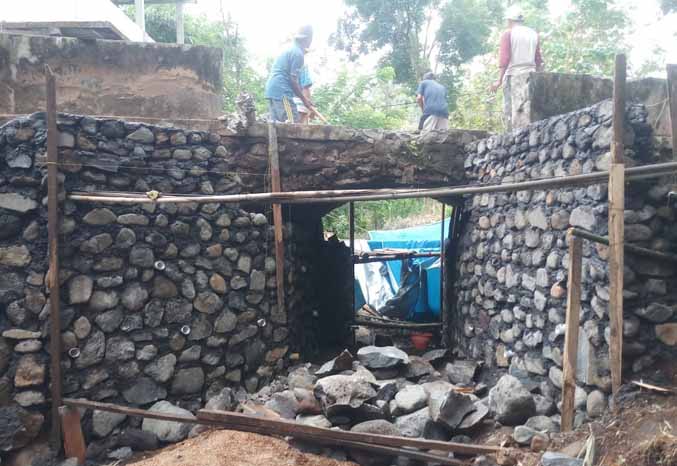 KOKOH: Sejumlah pekerja menggarap pembangunan jembatan di RT 26/RW 07 Dusun Waturiti, Desa Lumbang. Revitalisasi dilakukan dengan membangun plengsengan dan penahan jembatan di sisi kanan kiri. (Arif Mashudi/Jawa Pos Radar Bromo)