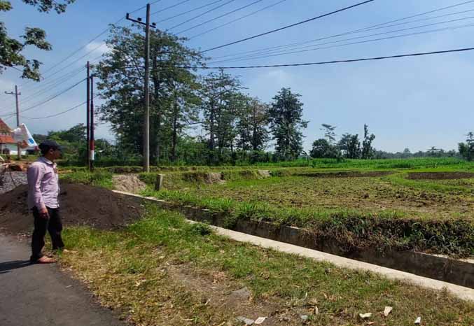 REST AREA: Kepala Desa Boto Budi Santoso menunjukkan lahan seluas 4.602 meter persegi di tepi jalan nasional Desa Boto. Lahan ini mulai dibangun menjadi rest area yang diberi nama Rest Area TKD Boto. (Foto: Arif Mashudi/Jawa Pos Radar Bromo)