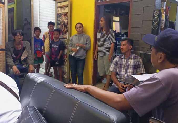 SEMPAT TERLANTAR: Andrian saat di Mako Satpol PP, Rabu 17/5) lalu. (Foto : Satpol PP Kota Pasuruan for Jawa Pos Radar Bromo)