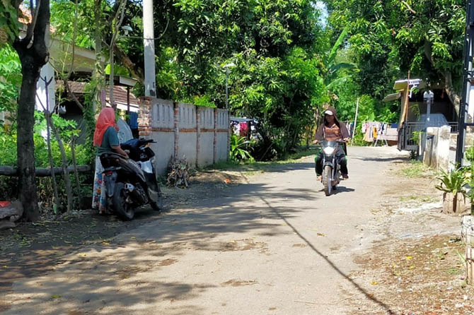 KERAP TERGENANG: Ruas jalan Pajaran, Rembang, yang kerap tergenang saat hujan. Pemkab bakal membangun drainase di kawasan setempat untuk mengatasinya. (Iwan Andrik/Radar Bromo)