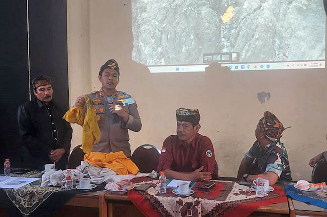 BEBER BUKTI: Kapolres Probolinggo AKBP Teuku Arsya Khadafi, menunjukkan selendang kuning yang ditemukan sekitar 20 meter dari lokasi hilangnya patung Ganesha, Sabtu (20/5). (Rizky Putra Dinasti/Jawa Pos Radar Bromo)