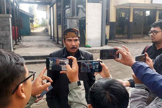 Ketua Paruman Dukun Tengger Kabupaten Probolinggo Sutomo saat memberikan keterangan pada awak media. (Rizky Putra Dinasti/Radar Bromo)