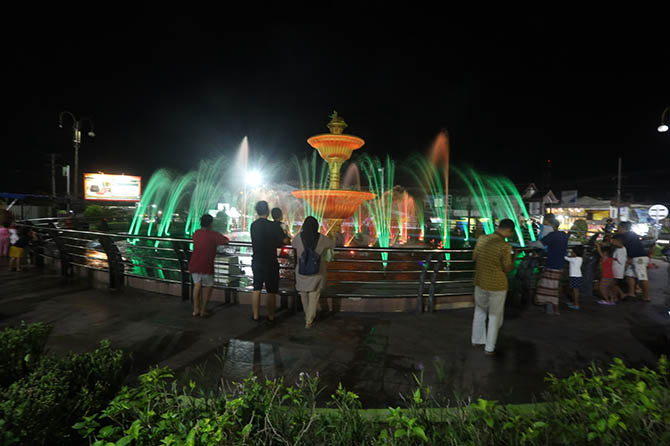 MUDAH BERLUMUT: Air Mancur Menari di Bundaran Gladak Serang, Kota Probolinggo, masih tahap uji coba. Air di kolam bundaran ini ternyata cepat berlumut. (Zainal Arifin/Radar Bromo)