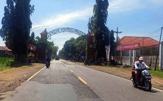 SEMPIT: Jalan raya Jorongan yang menjadi penghubung Probolinggo Lumajang. Jalur inilah yang akan dilebarkan. (Foto: Rizky Putra Dinasti/Jawa Pos Radar Bromo)
