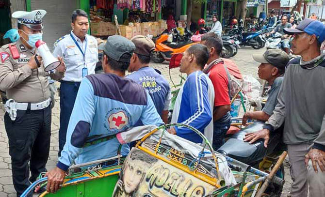 PERLU RUTIN: Polisi memberi sosialisasi kepada pengemudi betor agar tak masuk jalan di Kota Pasuruan. (Foto: Dok. Radar Bromo)