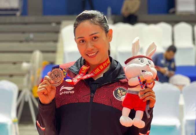 AREK DRINGU: Gaya Yulis Indahyani saat berada di Kamboja. (Foto: Istimewa)