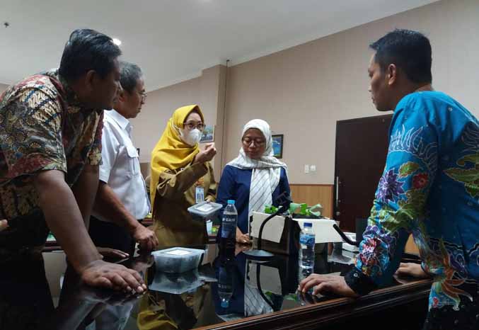 PAPARAN: Peserta dari Poktan Makmur Jaya II Pendil (batik biru) menunjukkan efek pemakaian biochar pada tanaman pakcoi di hadapan tim juri Lomba Inoda 2023 saat penilaian paparan dan inovasi proposal, Selasa (23/5) di ruang rapat sekretariat Bappelitbangd