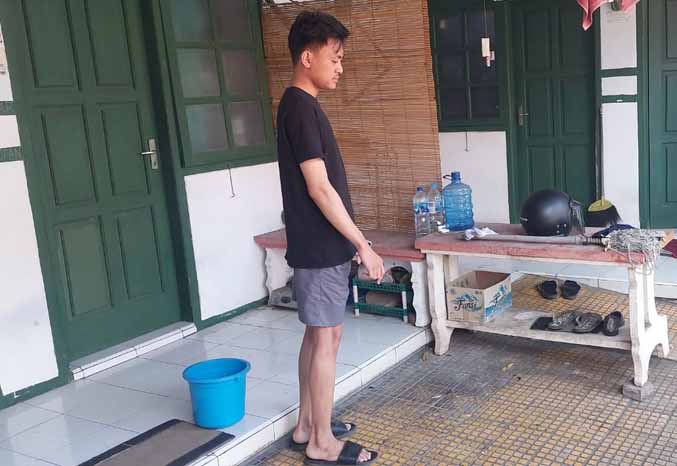 INDEKOS: Noviansyah menunjukkan lokasi motornya diparkir sebelum raib setelah dibawa kabur penghuni indekos baru. (Foto: Rizky Putra Dinati/Jawa Pos Radar Bromo)