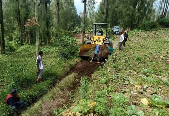PAKAI ALAT BERAT: Pembersihan sisa material longsor di Desa Jetak, Kecamatan Sukapura. (Foto: Pemdes Jetak for Jawa Pos Radar Bromo)
