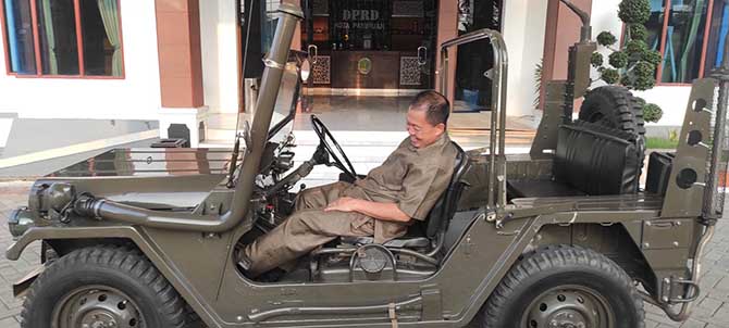 MASIH MULUS: Dedy Tjahjo Pernomo menggunakan Jeep Utility miliknya yang diparkir di gedung DPRD Kota Pasuruan.