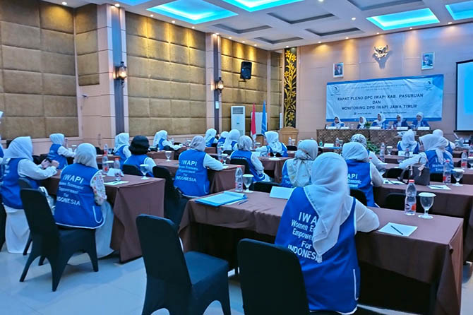 KONSOLIDASI: Jajaran DPD IWAPI Jatim saat menggelar rapat pleno dan monitoring, (22/5). (Rizal Syatori/Radar Bromo)