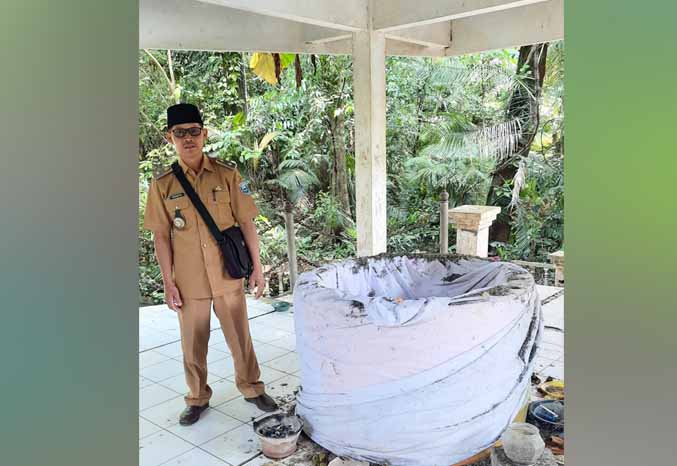 Kades Negororejo Nganto di lokasi yng dijadikan tempat semedi. (Foto-Foto: Fahrizal Firmani/Jawa Pos Radar Bromo)
