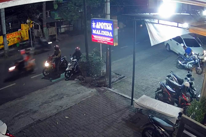 GARONG: Dua maling menggarong motor milik salah satu pembeli obat di Apotek Malinda, Jalan Gubernur Suryo Kota Probolinggo, Jumat (19/5) malam. (CCTV)