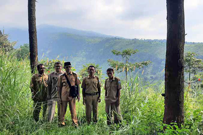 PUNYA POTENSI: Kades Negororejo Ngasto bersama perangkat menunjukkan Madakaripura Forest yang hendak dikembangkan lagi. (Foto-Foto: Fahrizal Firmani/Jawa Pos Radar Bromo)