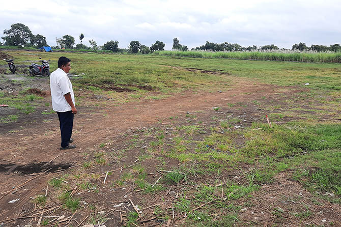 40 PERSEN: Kasi Pembangunan Desa Purut Sutiyarso berada di lapangan yang tengah dibangun tahun ini. (Fahrizal Firmani/Radar Bromo)