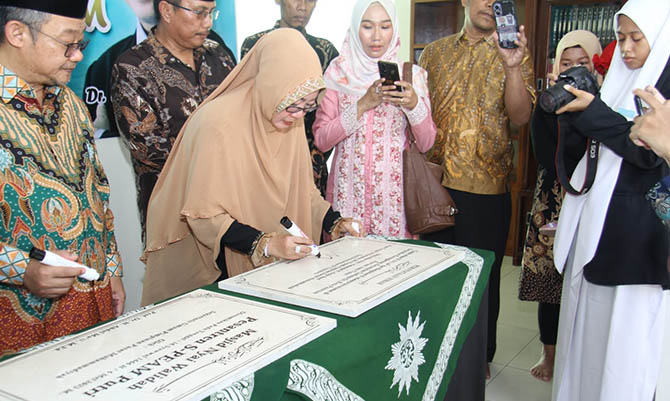 HIBAH: Penandatanganan hibah tanah seluas 27.311 meter persegi untuk SPEAM Kampus Putri oleh ahli waris H Abdur Rouf, Hj Novi Ambarsari. (SPEAM for Radar Bromo)