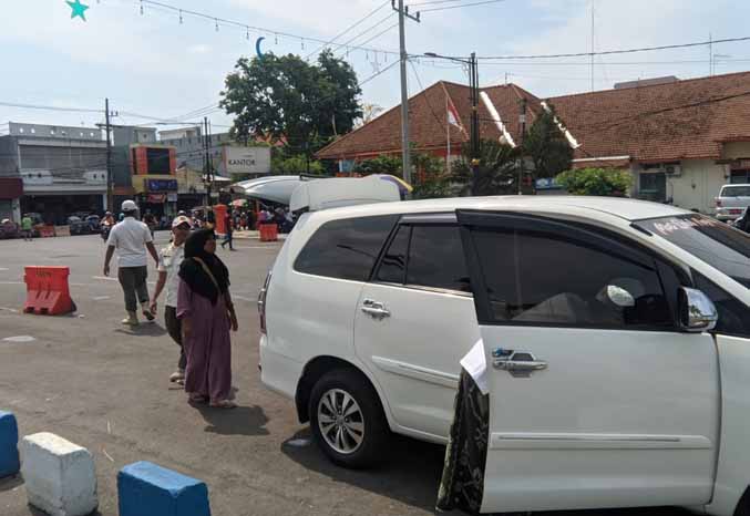 MELANGGAR: Salah satu mobil yang pengendaranya ditegur Dishub dan Satpol PP Kota Pasuruan karena parkir sembarangan.  (Foto: Satpol PP Kota Pasuruan for Jawa Pos Radar Bromo)