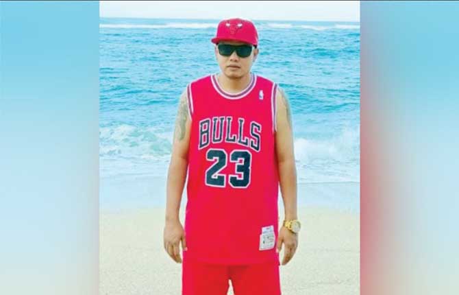 Moh. Sueb atau Ebbe, tampil trendy dengan menggunakan topi snapback.