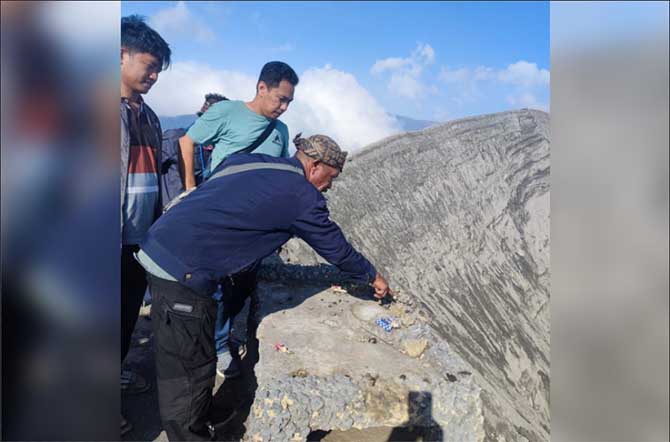 OLAH TKP: Kanit Reskrim Polsek Sukapura Aipda Dadang Hariyanto (kaus hijau) saat melakukan olah TKP di lokasi arca Ganesha yang hilang.