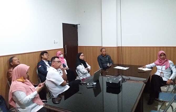 SELEKSI: Juri Lomba Inovasi Daerah berdiskusi dengan Bapelitbangda untuk seleksi proposal karya peserta di ruang pertemuan Bidang Litbang, Rabu (10/5). (Didik Purwanto/Jawa Pos Radar Bromo)