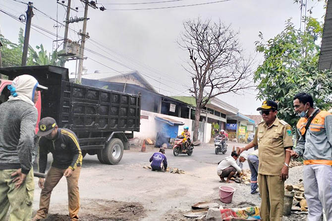 AKHIRNYA DIPERBAIKI: Camat Beji M. Nasir saat memantau pembenahan Jalan Talun, Selasa (9/5). (Iwan Andrik/Bangil)