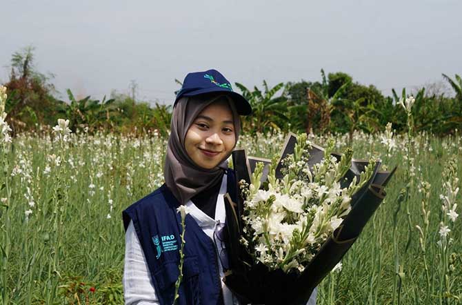 PETANI MILENIAL: Syinta Sofiatul Khusniah saat berada di lahan pertanian sedap malamnya