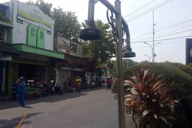 PERLU SENTUHAN: Lampu hias di sekitar tugu Adipura Bangil yang tak berfungsi. (Foto: Dok. Radar Bromo)
