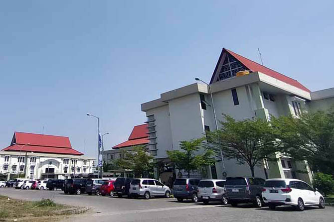 KANTOR BARU: Gedung Satria Emas dan Kapiten yang rencananya dipasangi lift. (Foto: Iwan Andrik/Jawa Pos Radar Bromo)
