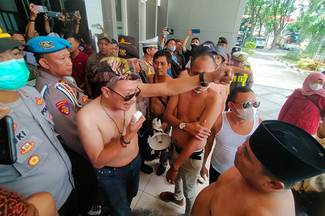 TUNTUT TRANSPARANSI: Sejumlah aktivis saat bertelanjang dada menggelar aksi demo di depan gedung DPRD Kabupaten Pasuruan, Senin (8/5). (Iwan Andrik/Radar Bromo)