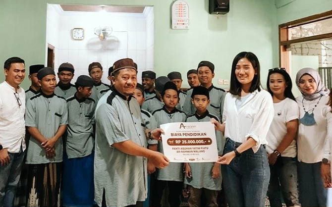 PEDULI: Direktur Ascent Hospitality Group Melissa Tania Tantiono menyerahkan donasi sebesar Rp 37,3 juta kepada Panti Asuhan Ar Rahman.