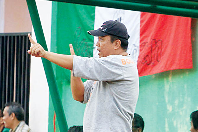 DUNIA BOLA: Asyari Cahyani saat memberi instruksi pada para penggawa Persekap saat masih berlaga di Liga 2, beberapa waktu silam. (Mokhamad Zubaidillah/Radar Bromo)