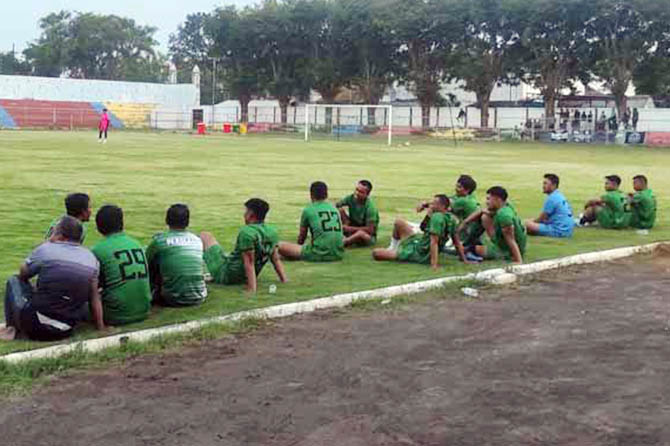 INGAT ZAMAN DULU: Eks penggawa Persekap duduk di tepi lapangan sembari menunggu giliran bermain, Minggu (14/5) sore. (Foto: Fandi Armanto/Jawa Pos Radar Bromo)