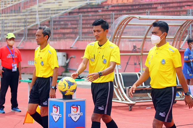 WASIT NASIONAL: Samsul Efendi (mengambil bola) saat memimpin pertandingan beberapa waktu lalu. Beberapa kali dia menjadi wasit dalam pertandingan Piala Soeratin dan Liga 3. (Istimewa)