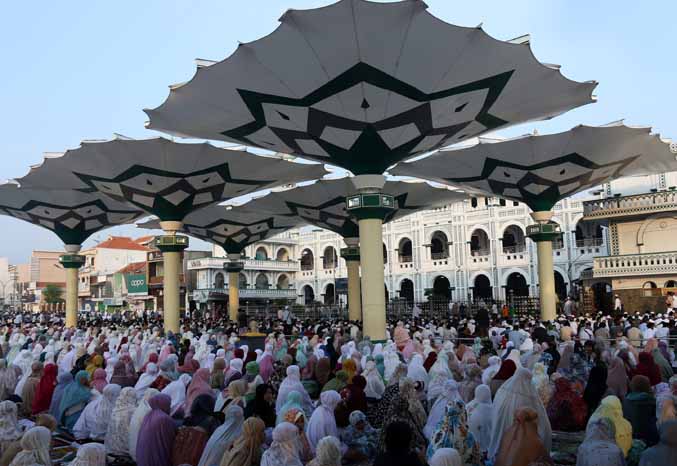 IKON BARU: Jamaah Salat Id pada hari raya Idul Fitri lalu. Tahun ini Pemkot Pasuruan berencana menambah enam unit payung hidrolik lagi. (Foto: M Zubaidillah/Jawa Pos Radar Bromo)