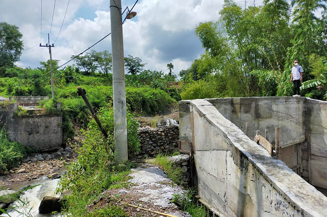 BAKAL DILANJUT: Jembatan Ngipik yang tahun ini pembangunannya bakal dilanjut dengan pemasangan balok girder beton. Anggaran total tahun ini mencapai Rp 2,2 miliar. (Rizal Syatori/Radar Bromo)